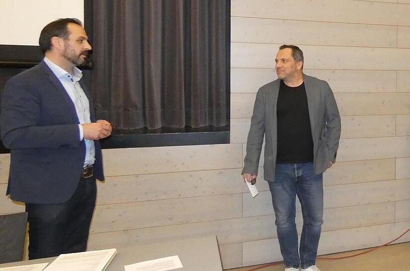 Wie das Archivfoto zeigt, vereidigte Holger Baunacher (links) im Mai 2020 die neuen Gemeinderäte, unter ihnen Andreas Scheuring (Zweiter von links), der jetzt von seinem Amt zurücktrat.