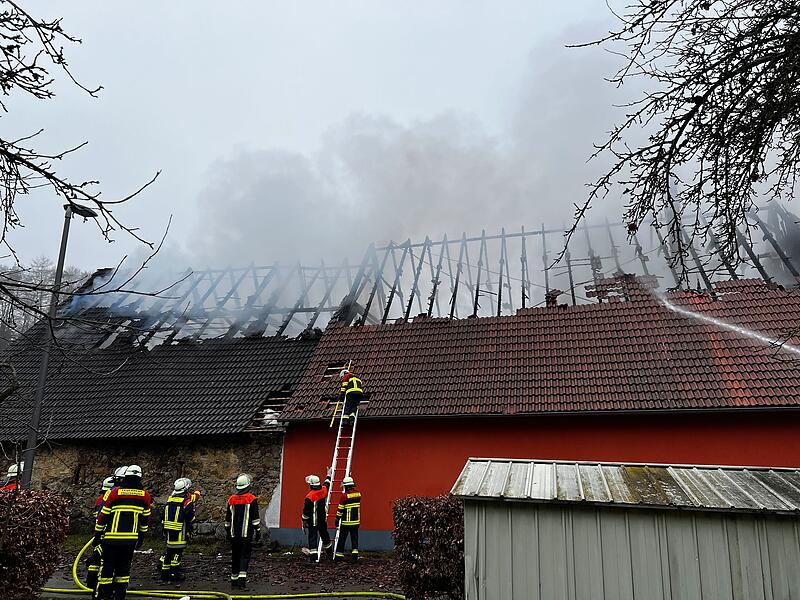 Dachstuhl von fränkischer Traditionsbrauerei steht in FlammenDachstuhl von fränkischer Traditionsbrauerei steht in Flammen