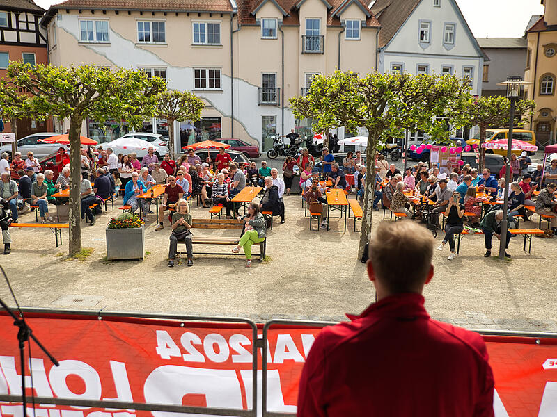 Zahlreiche Menschen versammelten sich auf dem Forchheimer Marktplatz.