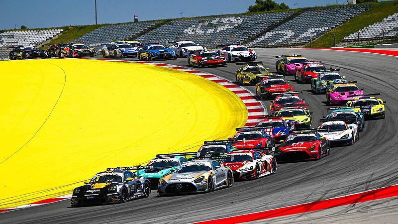 Ein gro&szlig;es Feld von 31 Fahrzeugen ging beim Saisonauftakt der Internationalen GT Open in Portimao in Portugal an den Start.