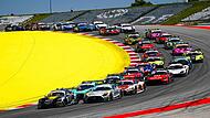 Ein großes Feld von 31 Fahrzeugen ging beim Saisonauftakt der Internationalen GT Open in Portimao in Portugal an den Start. Ein großes Feld von 31 Fahrzeugen ging beim Saisonauftakt der Internationalen GT Open in Portimao in Portugal an den Start.