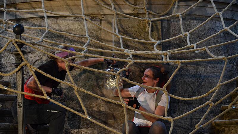 Das Theater Schloss Maßbach zeigt ab Freitag, 27. Juni, das Stück „Volle Nuss voraus“ für Kinder ab fünf Jahren. Unser Foto: In einer Szene helfen Glühwürmchen unter der Erde dabei, den Weg zu finden.