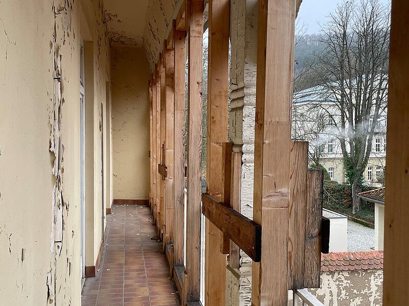 Die Holzbalken an den Balkonen sind in schlechtem Zustand.