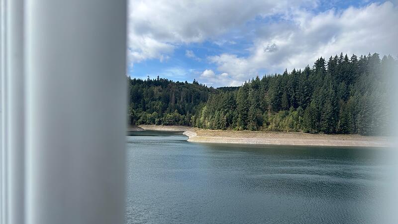 Talsperre Mauthaus Idyllisch gelegen, umringt von dichtem Waldgebiet: Die Talsperre Mauthaus ist nicht nur ein beliebtes Ausflugsziel. Sie ist auch der größte Trinkwasserspeicher Nordbayerns.