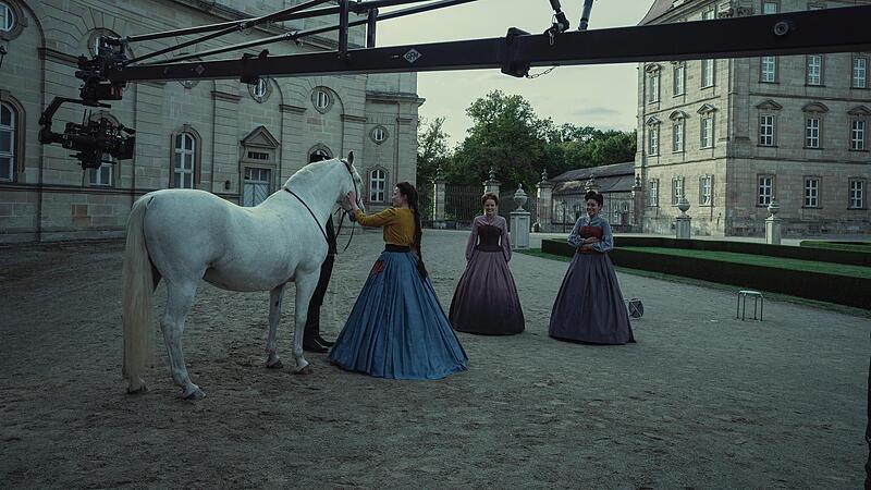 Hauptdarstellerin Devrim Lingnau  (links) als Sisi im Schlosshof Weissenstein bei Pommersfelden