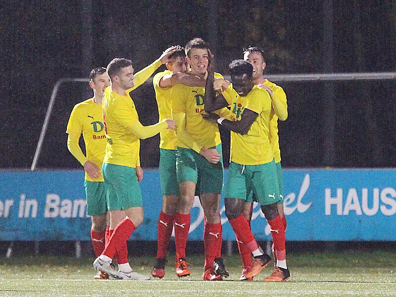 Der Dank der Mitspieler ist ihm gewiss: Max Pfister erzielte in der 23. Minute die 2:0-F&uuml;hrung der DJK Don Bosco Bamberg im Bayernliga-Heimspiel gegen den W&uuml;rzburger FV.