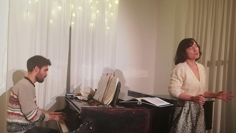 Besinnlich ist hier gar nichts: Moritz Hoesch und Heidi Lehnert lassen Weihnachten einmal anders klingen.