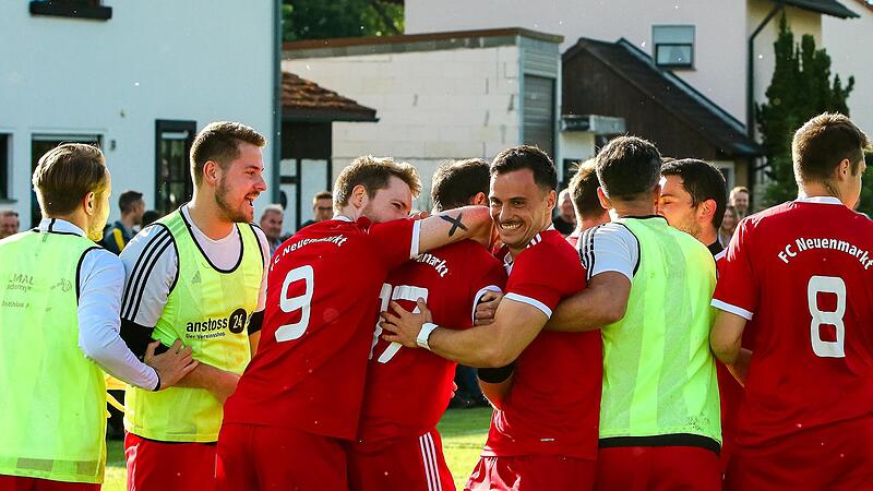 Die Neuenmarkter jubeln nach dem F&uuml;hrungstreffer zum 1:0 durch Andre Haack.