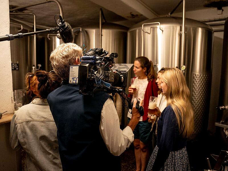 Landfrauenküche 2024 zu Gast in GräfenbergBrauerei Friedmann bei Landfrauenküche Hier im Lagerkeller der Brauerei entsteht nicht nur spannendes Fernsehen, sondern auch leckeres Bier.