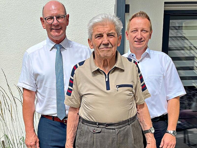 Unser Bild zeigt August Knoblach an seinem 90. Geburtstag mit Vize-Landrat Thomas Stadelmann (links) und B&uuml;rgermeister Andreas F&ouml;sel (rechts). G&uuml;nther Geiling