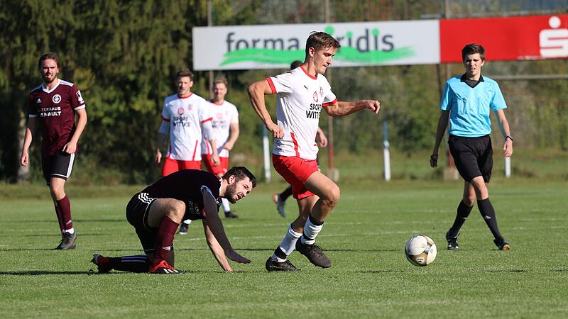 Die SpVgg Erlangen (weinrote Trikots) taumelt der Kreisliga entgegen.