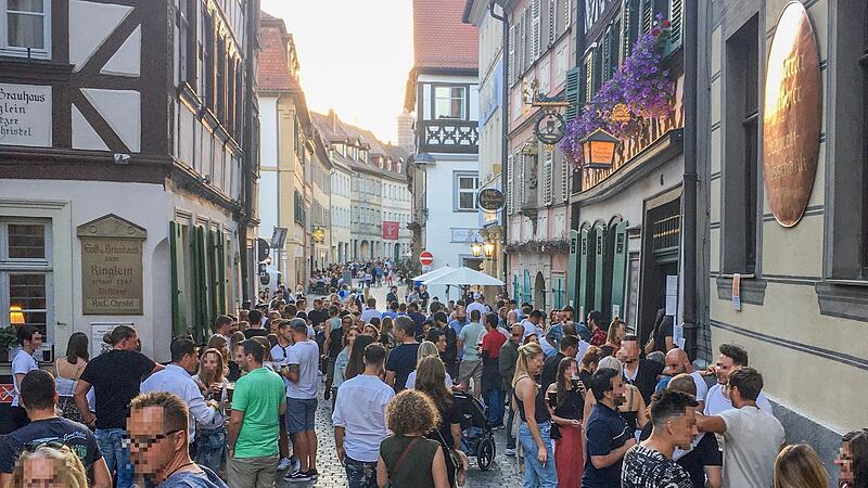 Das Stehbier in Dominikaner- und Sandstra&szlig;e geh&ouml;rt seit &uuml;ber zehn Jahren zum Bamberger Innenstadtbild. Damit es zu Hochzeiten nicht zu zu gro&szlig;en Menschentrauben kommt, ist eine Ausschank-Beschr&auml;nkung im Gespr&auml;ch.