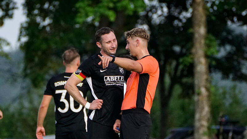 Der Schammelsdorfer Kapitän Jan Völkl diskutiert mit Schiedsrichter Jonas Forberig.