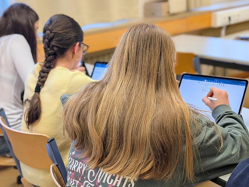 An Schulen wird der Einsatz digitaler Endgeräte zunehmend zur Gewohnheit. Hefte und Bücher haben ausgedient, alle Unterlagen befinden sich auf Tablets oder Laptops.