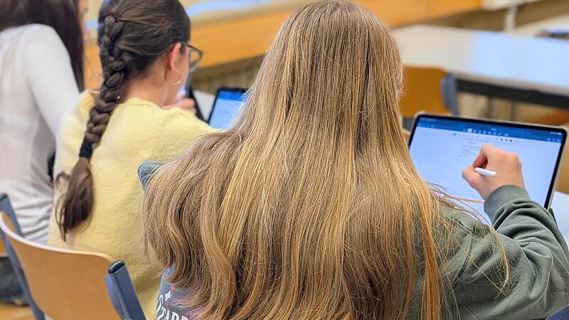 An Schulen wird der Einsatz digitaler Endger&auml;te zunehmend zur Gewohnheit. Hefte und B&uuml;cher haben ausgedient, alle Unterlagen befinden sich auf Tablets oder Laptops.