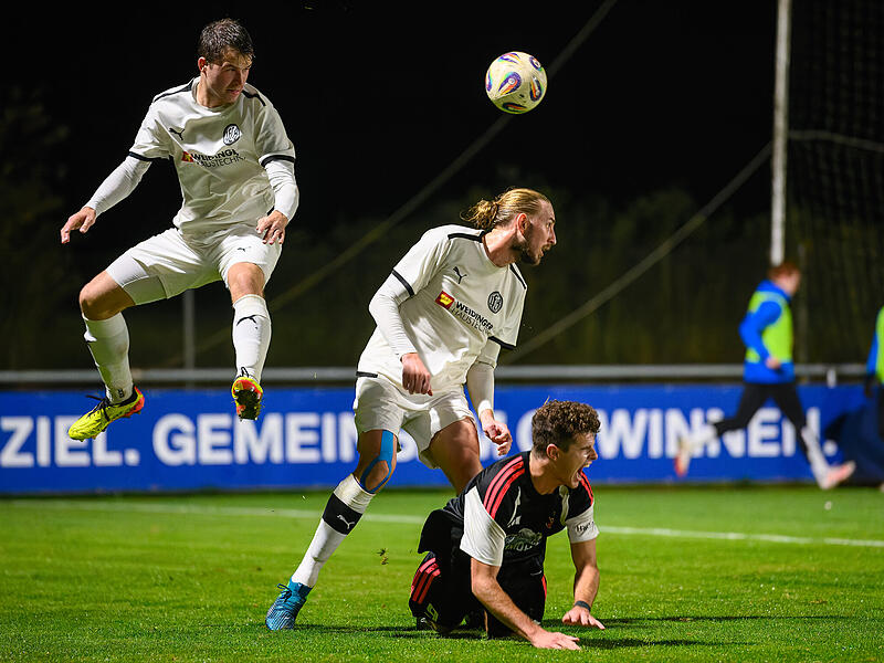 Nach Kr&auml;ften wehrten sich die Pumas um Tom Galasek (links) und William Rahe. Doch Gro&szlig;schwarzenlohe hatte auch ohne Tore von Timo Kr&auml;ftner die Nase vorne.