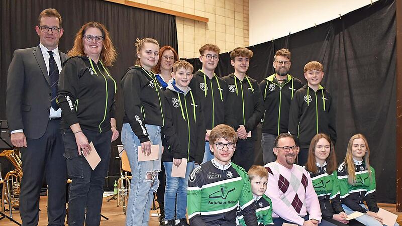 Die erfolgreichen Spieler und Verantwortlichen der Jugend-Mannschaft des TTC Mannsgereuth (stehend) und die Mountainbike-Kids des Turnvereins (sitzend) mit Martin Paulusch (Mitte sitzend). Die erfolgreichen Spieler und Verantwortlichen der Jugend-Mannschaft des TTC Mannsgereuth (stehend) und die Mountainbike-Kids des Turnvereins (sitzend) mit Martin Paulusch (Mitte sitzend).