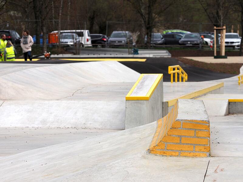 Skaterpark und Pumptrack in der neuen Trendsportanlage gegenüber des Hallenfreibades sind nahezu fertiggestellt. Bis zur Eröffnung am 11. Mai kommen noch Boulderwand, Parcourelemente und ein Basketballfeld hinzu.