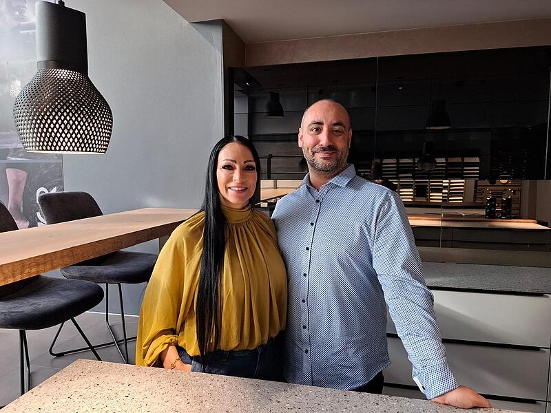 Stefanie Kessel-Gr&uuml;ning und Marcel Gr&uuml;ning. Ende Januar 2026 er&ouml;ffnen die beiden ihr K&uuml;chenstudio &bdquo;K&Uuml;CHENGL&Uuml;CK&ldquo; in Lichtenfels