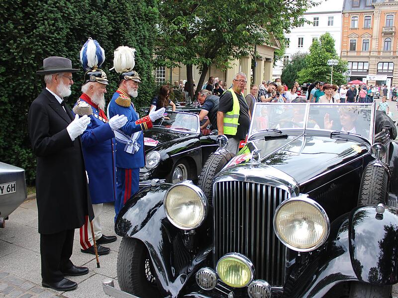 Auch Auftritte abseits vom Rakoczy-Fest wie hier bei der Oldtimer-Rallye „Franken Classic“ gehören für Ludwig Büchner (Dritter von links) und die Historischen dazu. Auch Auftritte abseits vom Rakoczy-Fest wie hier bei der Oldtimer-Rallye „Franken Classic“ gehören für Ludwig Büchner (Dritter von links) und die Historischen dazu.