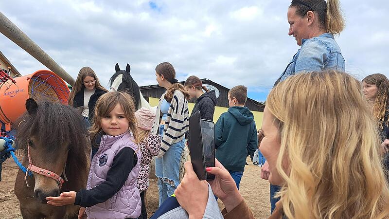 Mama Nicole fotografiert ihre Tochter auf dem Mürsbacher Pferdemarkt mit einem zum Verkauf angebotenen Pony.