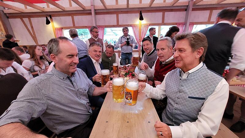 Im Landratsamt hat Hubert Aiwanger (links) den F&ouml;rderbescheid &uuml;berreicht, auf der Kulmbacher Bierwoche wurde dann gefeiert.