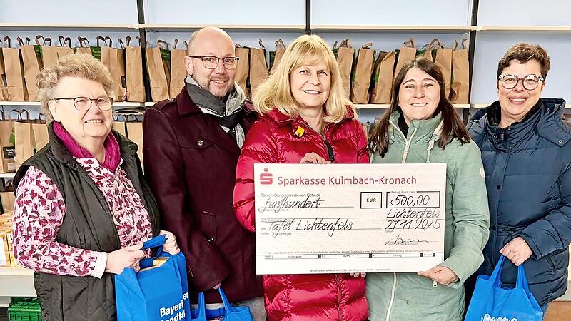 Gro&szlig;e Freude herrscht bei der Projektleiterin Daniela Fehn (2.&nbsp;v.&nbsp;r.) sowie der ehrenamtlichen Mitarbeiterin Brigitte K&ouml;rner (l.) von der &bdquo;Tafel plus&ldquo; in Lichtenfels. Die Landtagsabgeordnete Sabine Gross brachte einen Scheck mit, &uuml;ber den sich auc...