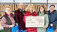 Große Freude herrscht bei der Projektleiterin Daniela Fehn (2. v. r.) sowie der ehrenamtlichen Mitarbeiterin Brigitte Körner (l.) von der „Tafel plus“ in Lichtenfels. Die Landtagsabgeordnete Sabine Gross brachte einen Scheck mit, über den sich auc...