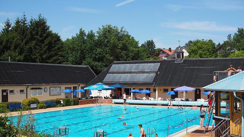 Die Solarthermieanlage auf dem Dach des Sonnefelder Freibads hat nach &uuml;ber 25  Jahren ausgedient und soll durch eine Photovoltaik-Anlage ersetzt werden.