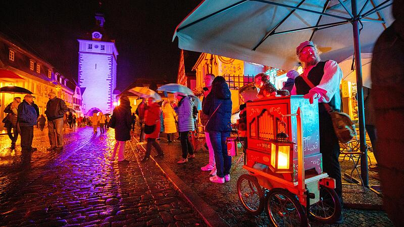 F&uuml;r einen Abend leuchtete Prichsenstadt wieder einmal in allen Farben &ndash; und trotz des schlechten Wetters kamen viele Besucher in die illuminierte Stadt.