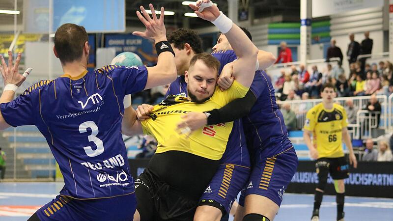 Auch wenn die Dormagener in dieser Szene gegen Bartlomiej Bis ganz schön zupacken, hat es sich für den Kreisläufer gelohnt: Der HSC Coburg setzte sich am Freitagabend souverän durch. Auch wenn die Dormagener in dieser Szene gegen Bartlomiej Bis ganz schön zupacken, hat es sich für den Kreisläufer gelohnt: Der HSC Coburg setzte sich am Freitagabend souverän durch.