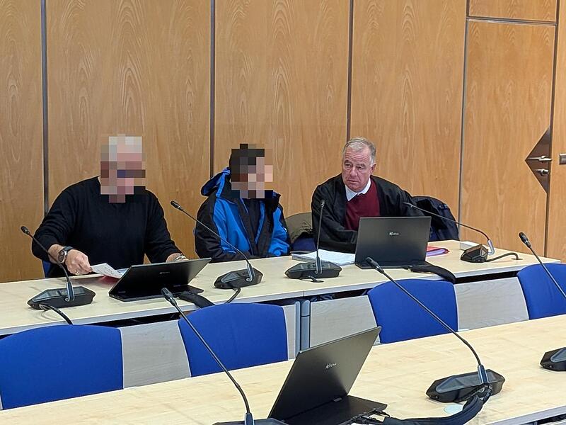 Im Sicherungsverfahren, das gegen einen 32-Jährigen geführt wird, werden die Kammer und Zuhörer wohl Zeuge der psychischen Krankheit des jungen Mannes. Denn am dritten Prozesstag äußert er Misstrauen gegenüber seinem Dolmetscher. Im Sicherungsverfahren, das gegen einen 32-Jährigen geführt wird, werden die Kammer und Zuhörer wohl Zeuge der psychischen Krankheit des jungen Mannes. Denn am dritten Prozesstag äußert er Misstrauen gegenüber seinem Dolmetscher.