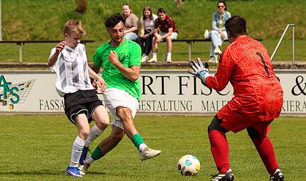 Eines der im Kalenderjahr 2026 gewonnenen Spiele war die Partie am 28. Spieltag gegen die SG Wilhelmsthal/Steinberg II. Hier kommt der Friesener Lennard Guthe (grün) im Zweikampf mit dem Wilhelmsthaler Moritz Peter zum Torschuss, den aber der hera... Eines der im Kalenderjahr 2026 gewonnenen Spiele war die Partie am 28. Spieltag gegen die SG Wilhelmsthal/Steinberg II. Hier kommt der Friesener Lennard Guthe (grün) im Zweikampf mit dem Wilhelmsthaler Moritz Peter zum Torschuss, den aber der hera...