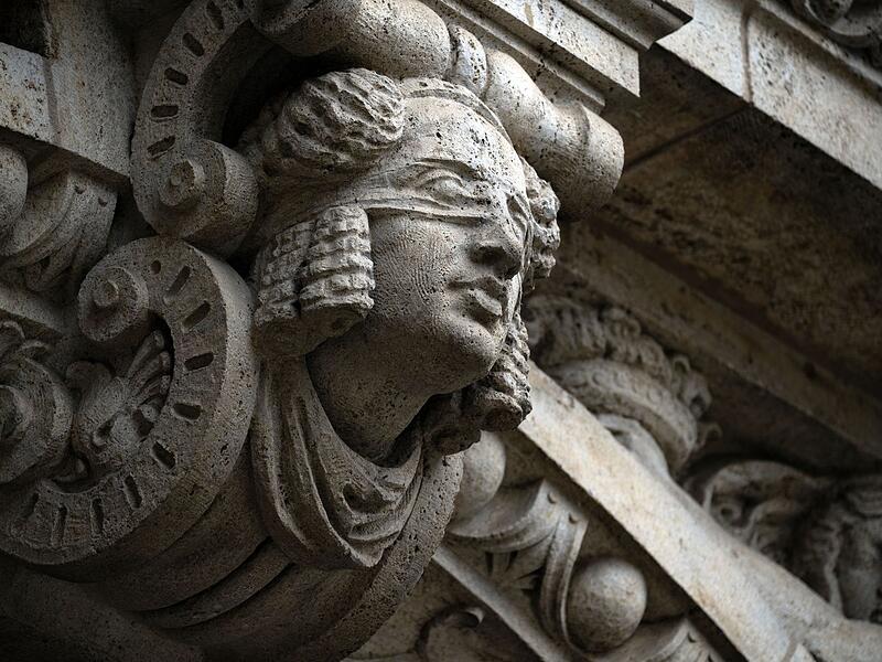 Justitia an der Fassade des Landgerichts Bamberg