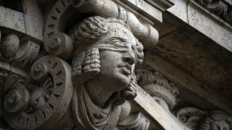 Justitia an der Fassade des Landgerichts Bamberg Justitia an der Fassade des Landgerichts Bamberg