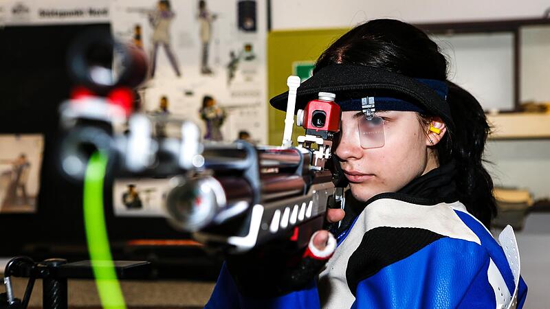 Seit sie elf Jahre als ist, schie&szlig;t Elena mit einem Luftgewehr.