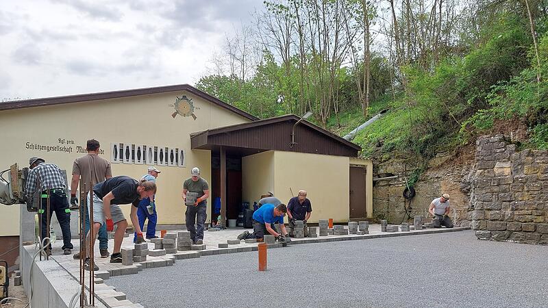 Gemeinsam gestaltete die Sch&uuml;tzengesellschaft den Hof neu.