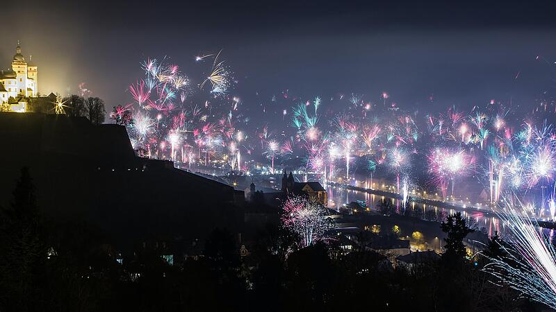 Auch in Unterfranken wird &uuml;ber ein B&ouml;llerverbot diskutiert. Im Bild: Silvester-Feuerwerk in W&uuml;rzburg 2018/2019.