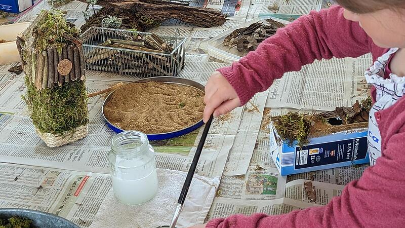 Wie Verpackungsm&uuml;ll zu Nistk&auml;sten wird, lernten die Kinder in einem Workshop.