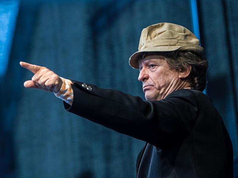 Fingerzeige des Kabarettisten: Als Erwin Pelzig eröffnete Frank-Markus Barwasser den Kultursommer Rödental in der Domäne. Fingerzeige des Kabarettisten: Als Erwin Pelzig eröffnete Frank-Markus Barwasser den Kultursommer Rödental in der Domäne.