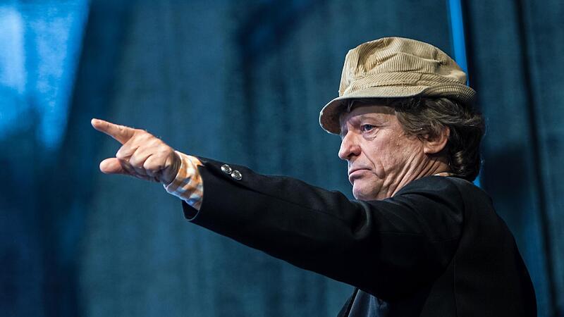 Fingerzeige des Kabarettisten: Als Erwin Pelzig eröffnete Frank-Markus Barwasser den Kultursommer Rödental in der Domäne.