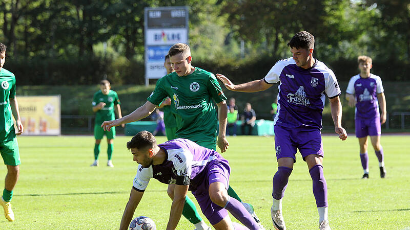 Christopher Kettler (am Boden) und Luca Ljevsic (rechts) im Kampf um den Ball mit dem Ansbacher Riko Manz. Christopher Kettler (am Boden) und Luca Ljevsic (rechts) im Kampf um den Ball mit dem Ansbacher Riko Manz.