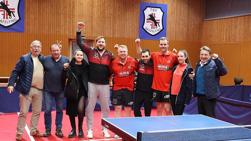 Die Wohlbacher Meistermannschaft nach dem Sieg in Gr&auml;felfing mit den mitgereisten Fans.