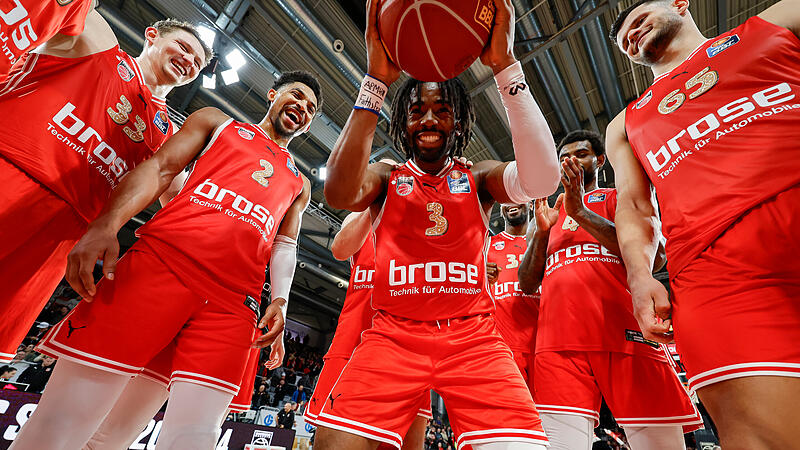 Mitte Malik Johnson (Bamberg Baskets, #03) vlnr Patrick Heckmann (Bamberg Baskets, #33) Zach Copeland (Bamberg Baskets, #02) Adrian Nelson (Bamberg Baskets, #04) Filip Stanic (Bamberg Baskets, #65) Bamberg Baskets - Crailsheim Merlins / easyCredit-BBL / Basketball Bundesliga / Saison 2023/24 / Spieltag 11 / 18.12.2023, Brose Arena Bamberg  Foto:  Daniel L&ouml;b / Loeb