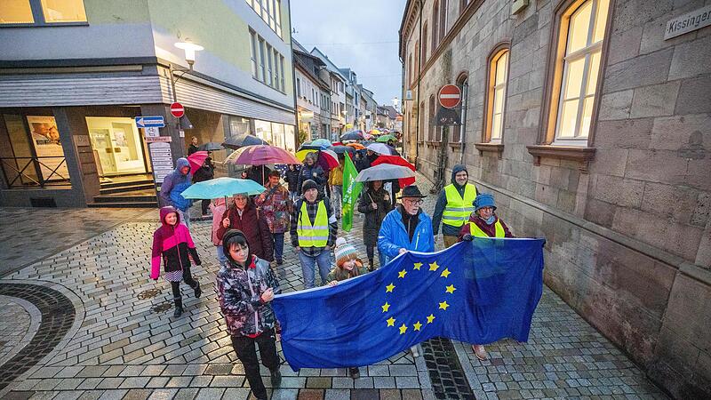 Rund 800 Menschen kamen zur letzten Demonstration – trotz Regenwetters. Rund 800 Menschen kamen zur letzten Demonstration – trotz Regenwetters.