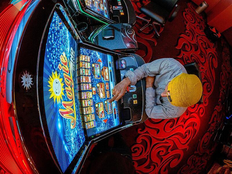 Mann in einer Spielhalle