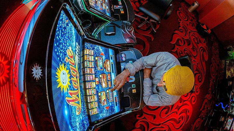 Mann in einer Spielhalle Mann in einer Spielhalle