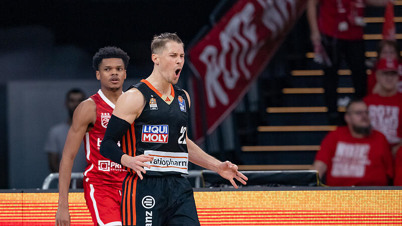 Thomas Klepeisz bejubelt den Ulmer Sieg, Ronaldo Segu im Hintergrund hat das Nachsehen.