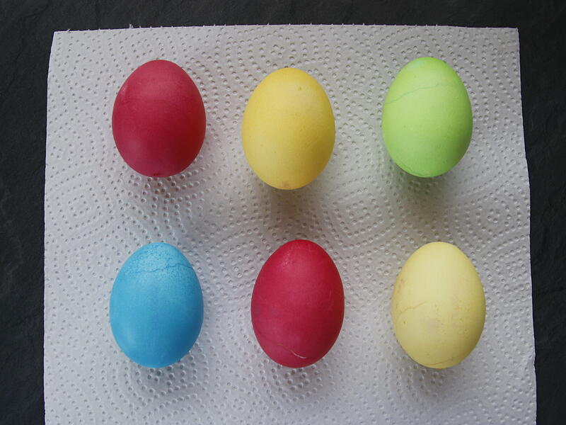Nachdem die Farbe circa fünf Minuten eingezogen ist, werden die Eier vorsichtig mit einem Stück Küchenrolle abgetrocknet