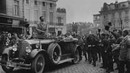 Adolf Hitler wird bei seiner Ankunft in Weimar von SA-M&auml;nnern begr&uuml;&szlig;t. Im Fond des Wagens Rudolf He&szlig; &ndash; Aufnahme vom 03./04.07.1926